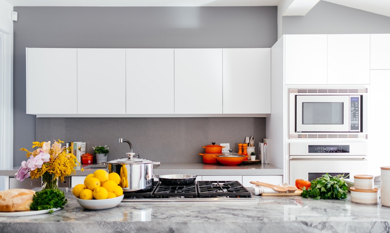 Engineered quartz surfaces